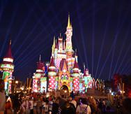 El Castillo de Cenicienta en Magic Kingdom, de Walt Disney World, se ilumina de manera especial para celebrar la época navideña.