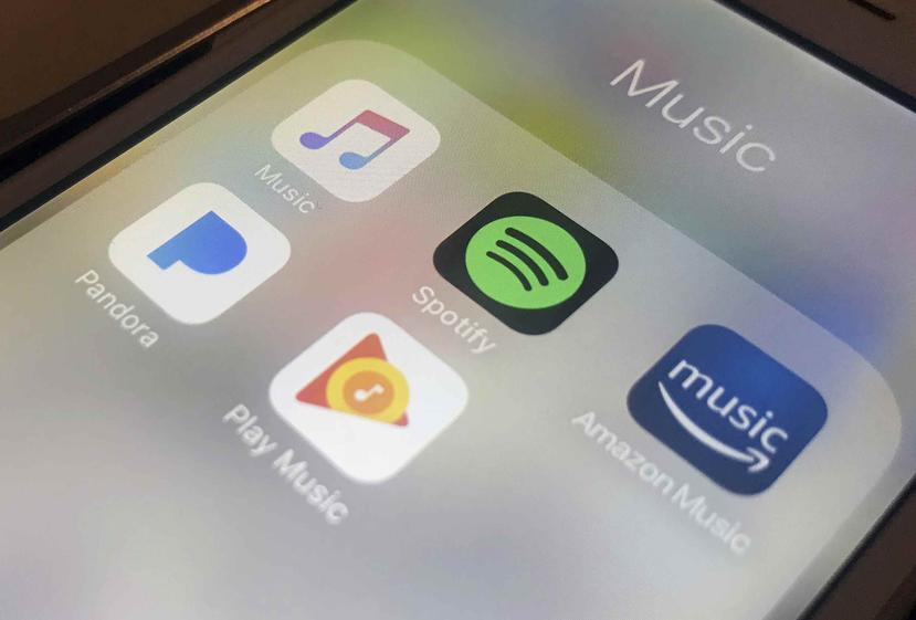 Esta fotografía del 28 de enero de 2018 muestra aplicaciones musicales en el orden de las manecillas del reloj: Apple, Spotify, Amazon, Pandora y Google en un iPhone en Nueva York. (AP)
