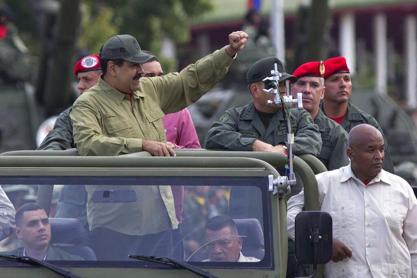 Maduro sigue dando muestras de poder al mostrarse junto a las Fuerzas Armadas de su país. (AP)