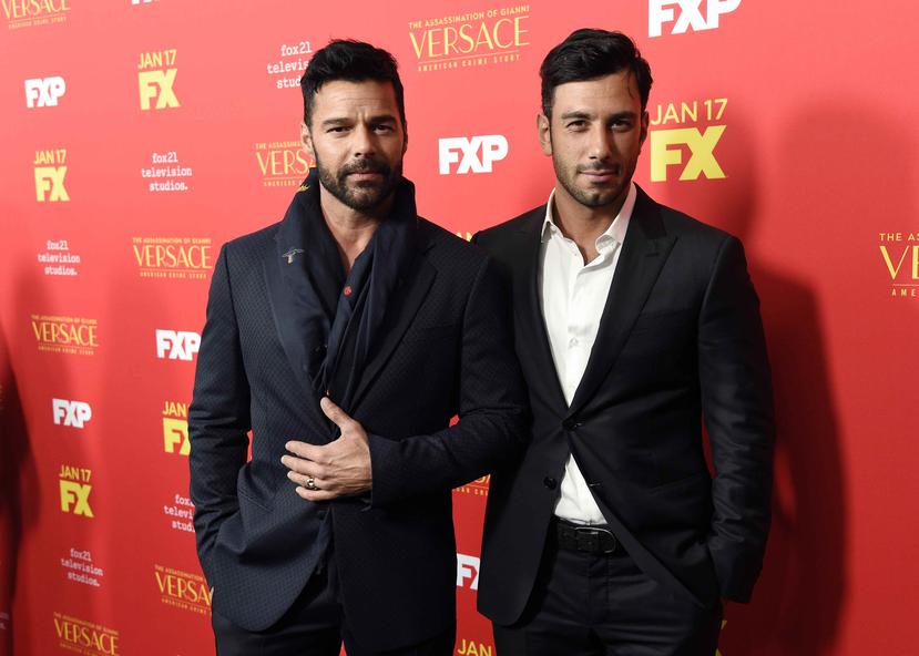 Ricky Martin (izq.) anunció que intercambió votos con su ahora esposo Jwan Yosef (der.) (Chris Pizzello / Invision / vía AP)