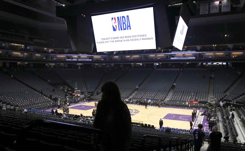 Los aficionados abandonan el Golden 1 Center después de que la NBA suspendiera el partido entre los Pelicans de Nueva Orleans y los Kings de Sacramento de último momento ante el brote de coronavirus, en Sacramento, California, el miércoles 11 de marzo de