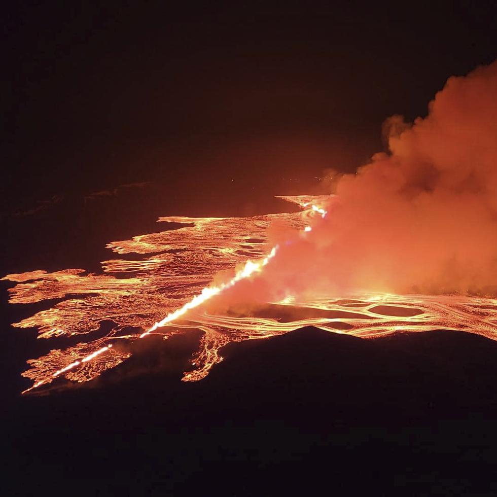 Lava emergiendo de un volcán entre Hagafell y Stóri-Skógfell, Islandia