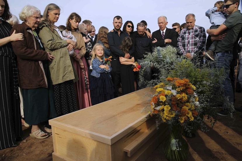 Familiares y amigos acuden al entierro de Christina Langford Johnson, la última víctima de la emboscada de un cártel en la que murieron nueve mujeres y niños con nacionalidad estadounidense. (AP / Marco Ugarte)