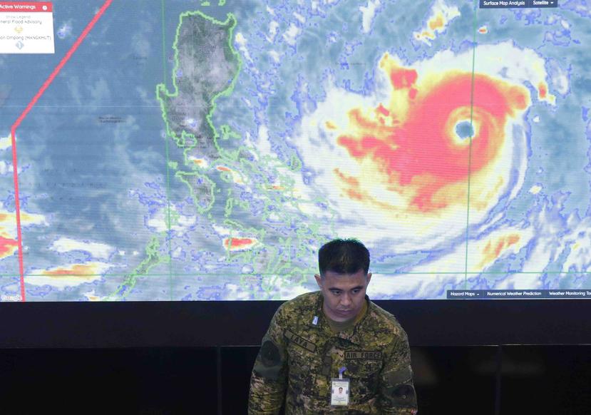 Un oficial de la fuerza aérea filipina muestra una imagen de satélite del tifón Mangkhut durante una reunión con el presidente Rodrigo Duterte. (AP / Aaron Favila)