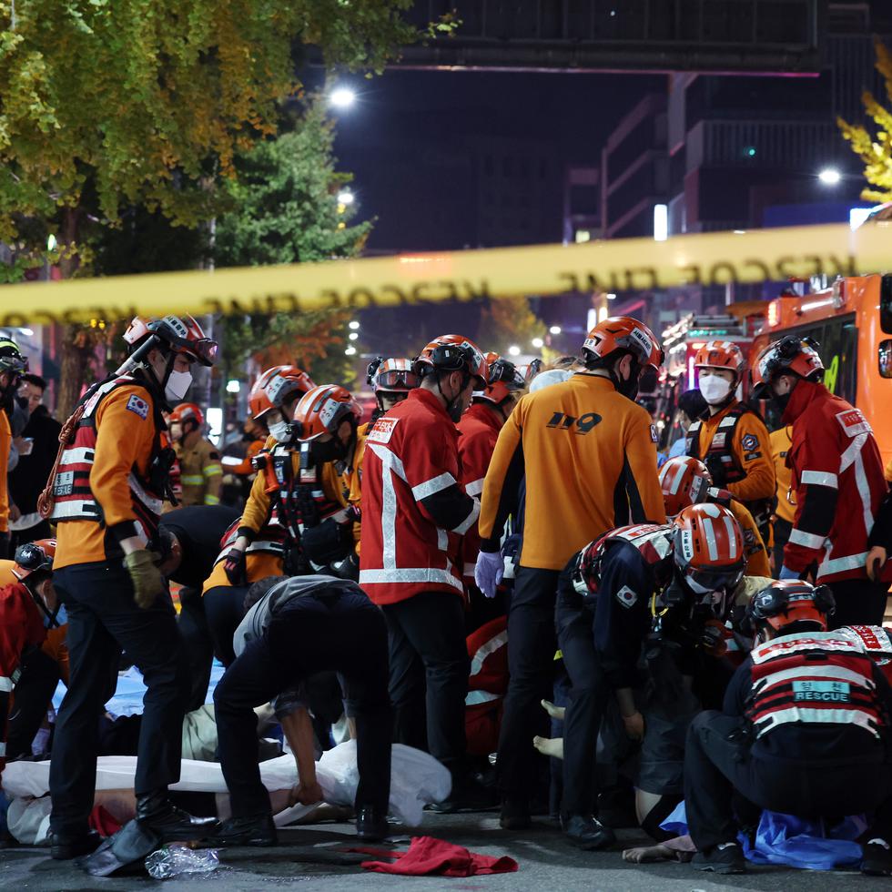 Socorristas y bomberos cuando trabajaban en la escena de una estampida fatal en Seul, Corea del Sur, durante celebraciones de Halloween, el sábado, 29 de octubre del 2022.