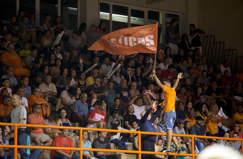 Para el partido del miércoles ante los Leones de Ponce, los fanáticos llenaron de lado a lado la Arquelio Torres Ramírez.