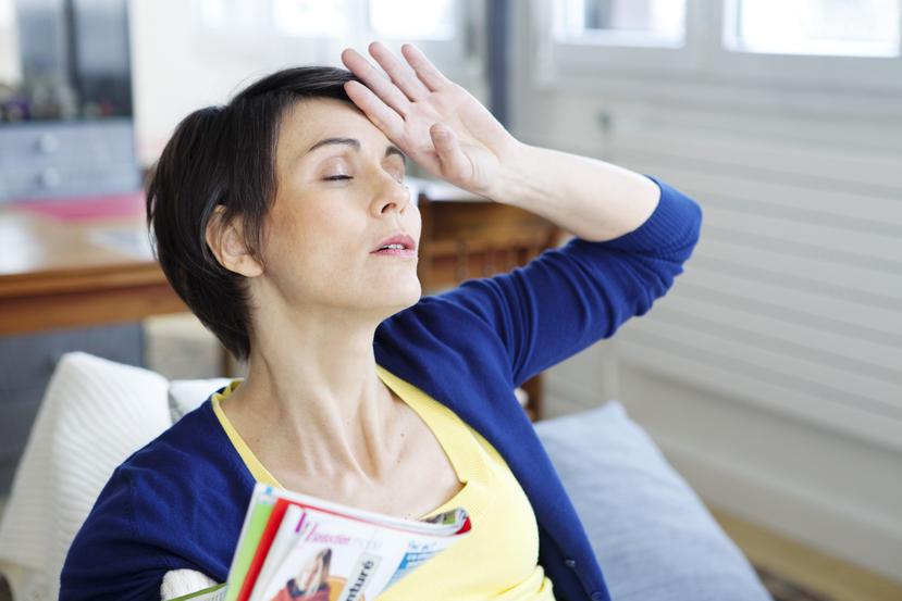 Los síntomas inmediatos más comunes de este tipo de menopausia son los mismos de los de la menopausia que llega con la edad madura.