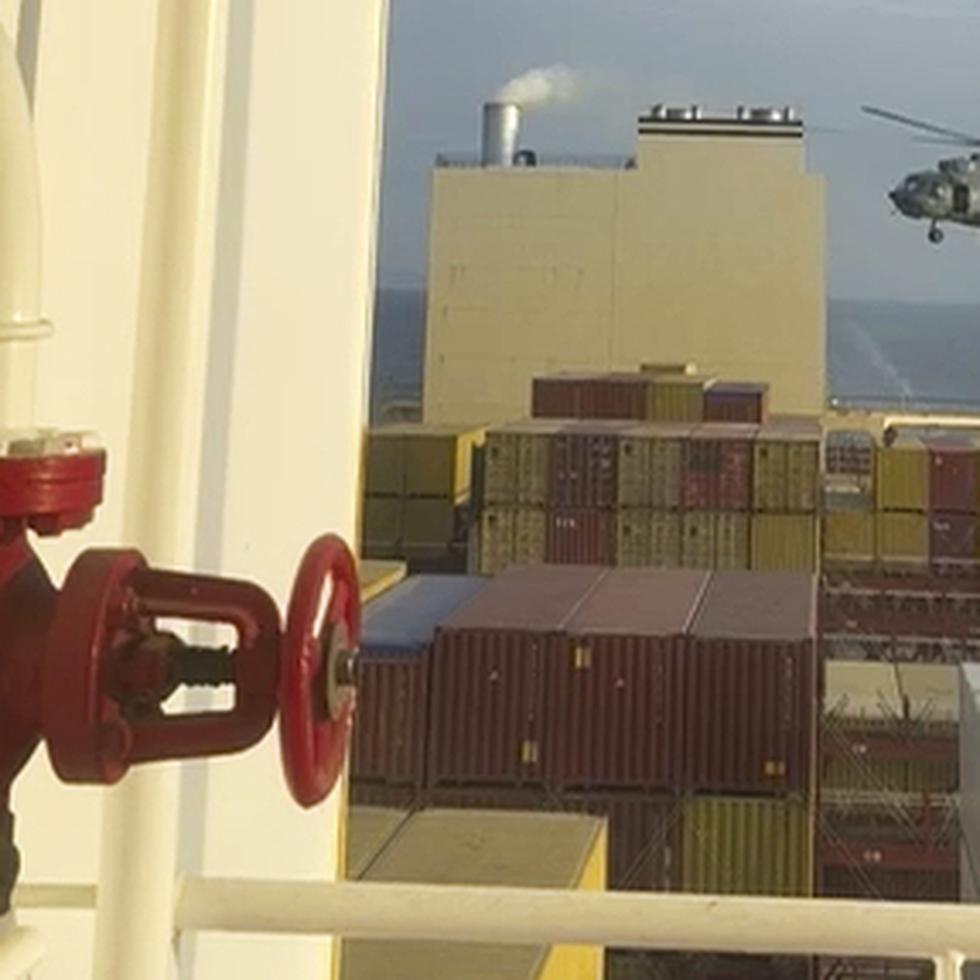 Imagen tomada de un video proporcionado a The Associated Press por un funcionario de defensa de Oriente Medio, donde se muestra un helicóptero durante un asalto a un buque en el estrecho de Ormuz.
