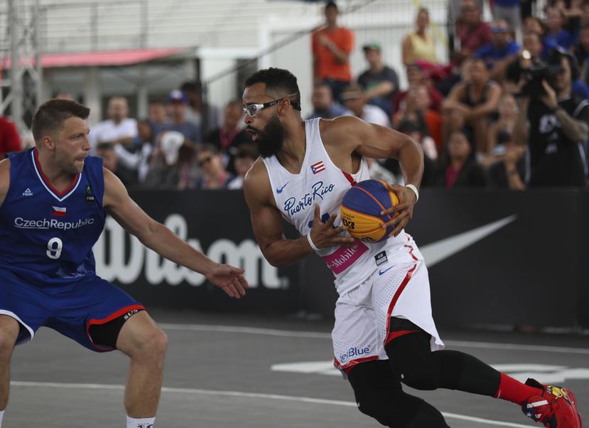 Gilberto Clavell (con el balón), aquí durante un torneo celebrado en Puerto Rico en mayo de 2019, es parte del equipo que jugará en Bélgica.