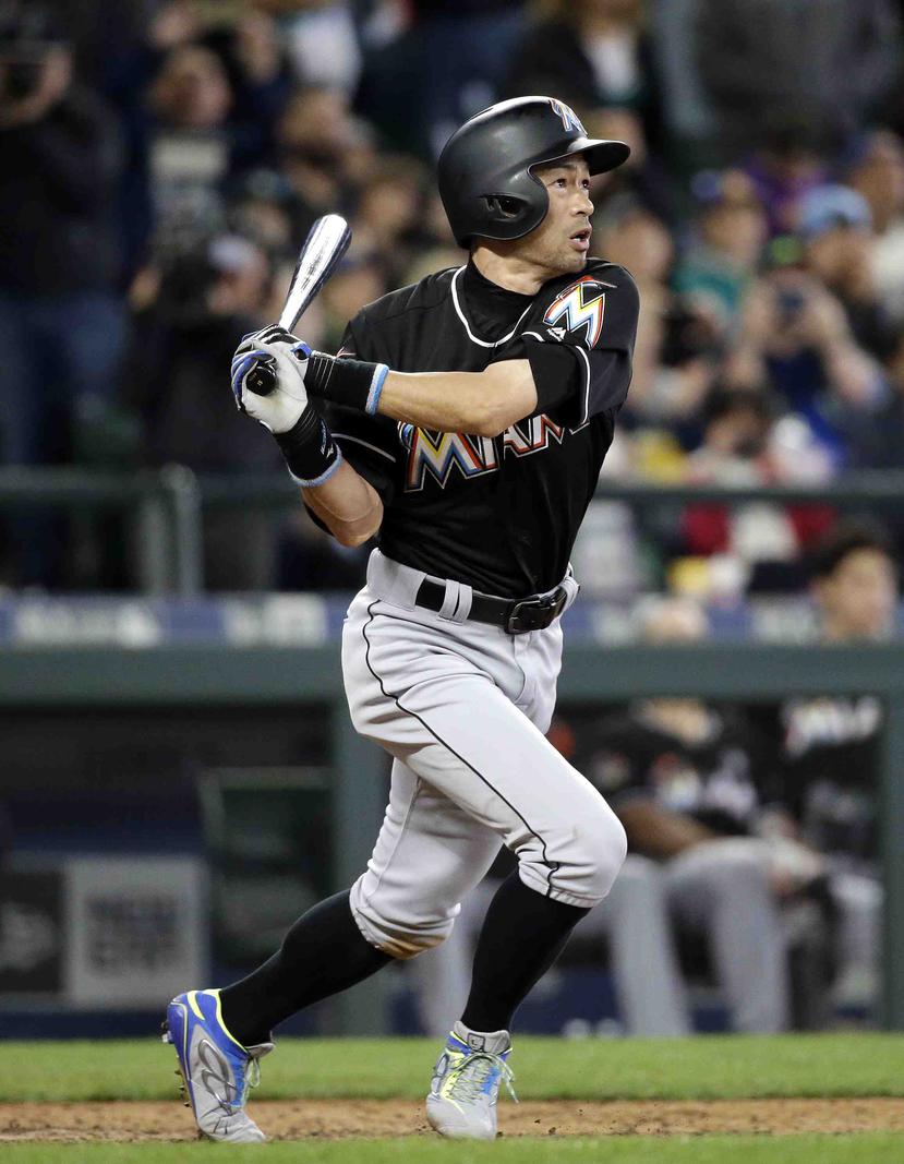 Ichiro Suzuki de los Marlins de Miami al batear un jonrón en el noveno inning ante los Marineros de Seattle. (AP)