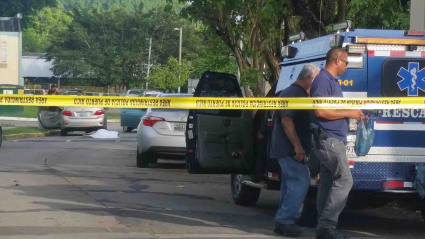 Agentes de la División de Homicidios de Humacao investigan el asesinato de un sargento de la Policía.