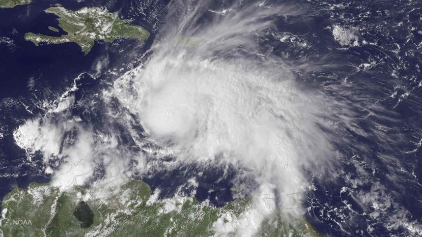 Esta mañana el huracán se movía lentamente hacia el nor-noroeste. (AP)