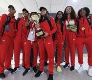 La Selección Nacional posa con el trofeo del Torneo Centrobasket a su llegada a la isla.