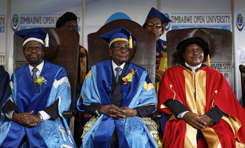 Mugabe preside un acto en su primera aparición pública en la Universidad Abierta de Zimbabue. (AP)