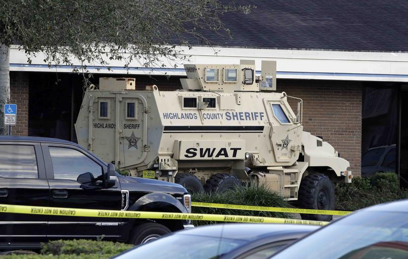 Un vehículo de la unidad SWAT del Departamento de Policía del condado de Highlands frente al banco SunTrust, el miércoles 23 de enero de 2019, en Sebring, Florida. (AP)
