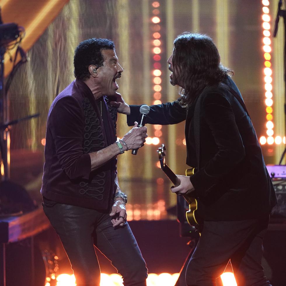 Lionel Richie, a la izquierda, comparte la tarima con el músico Dave Grohl, de los Foo Fighters, durante la ceremonia de exaltación al Salón de la Fama del Rock & Roll en Los Ángeles.