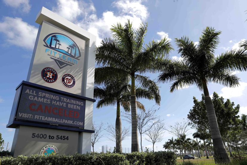 Un letrero anuncia la cancelación de la pretemporada en las instalaciones de entrenamiento de los Astros de Houston y los Nacionales de Washington en Jupiter, Florida. (AP / Julio Cortez)