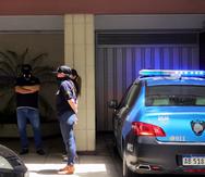 Policías llevan a cabo un operativo ante el consultorio de Agustina Cosachov, la psiquiatra de Diego Armando Maradona.