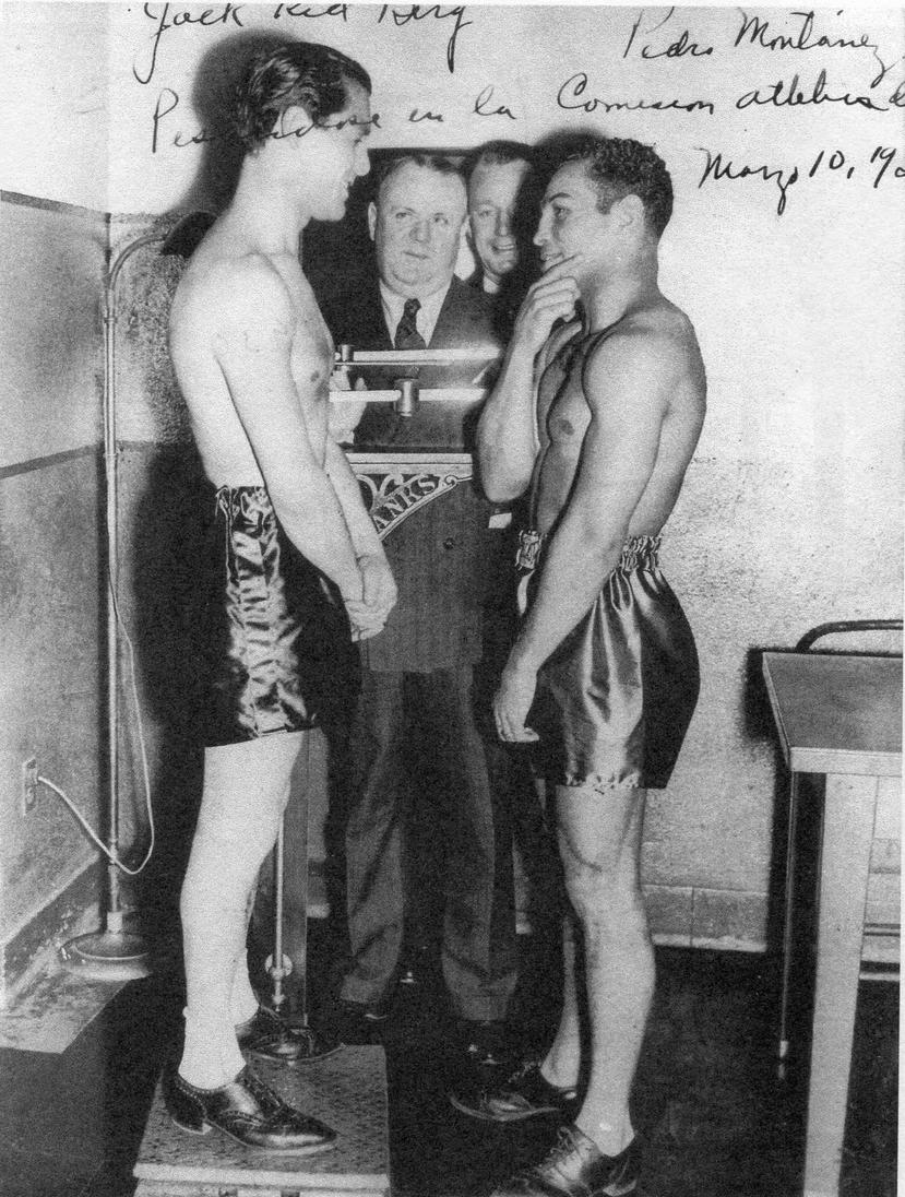 Pedro Montañez, a la derecha, conversa con   Jack “Kid” Berg durante un pesaje en la Comisión Atlética de Nueva York previo a su combate de 1939. (Foto cortesía / Libro La Verdadera Historia de Pedro Montañez)