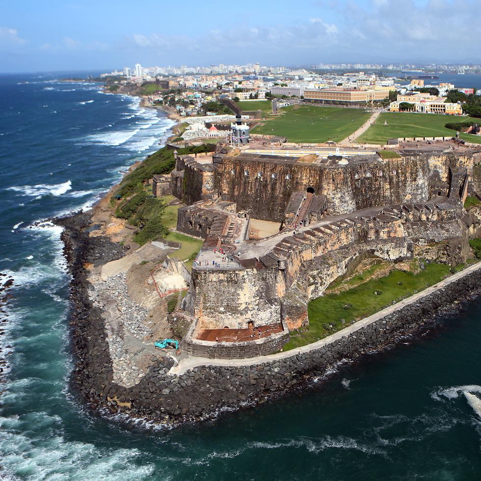 Vista aérea hacia el Castillo San Felipe del Morro en la entrada a la Bahía de San Juan.