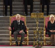 El rey Charles III de Gran Bretaña, a la izquierda, y la reina consorte, Camilla, en el Westminster Hall, donde ambas cámaras del parlamento se reúnen para expresar sus condolencias tras la muerte de la reina Elizabteh II, en Londres.