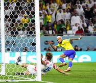 Neymar anota el único gol de Brasil en el partido contra Croacia por los cuartos de final del Mundial.