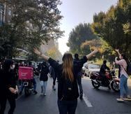 Protesta realizada en las calles de Teherán el 1 de octubre por lamuerte de Mahsa Amini. EFE/EPA/STR
