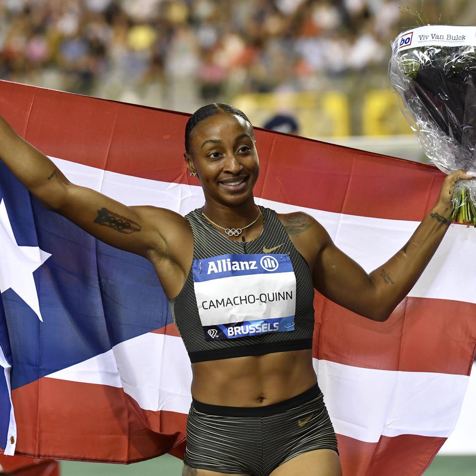 Jasmine Camacho-Quinn posa con la bandera de Puerto Rico luego de ganar los 100 metros con vallas en el Memorial Van Damme de la Liga Diamante efectuado en Bruselas, Bélgica, el pasado viernes.