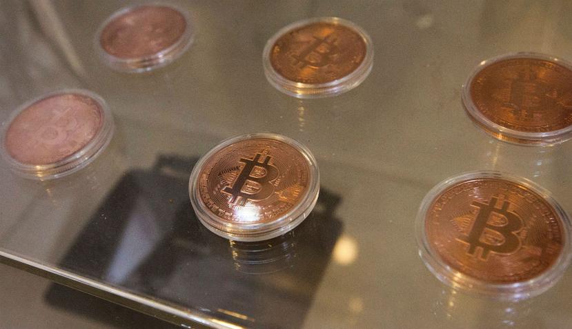Imagen de varios bitcoins falsos, a modo de souvenir, expuestos en el Museo Bitcoin en Mong Kok, Hong Kong (EFE).