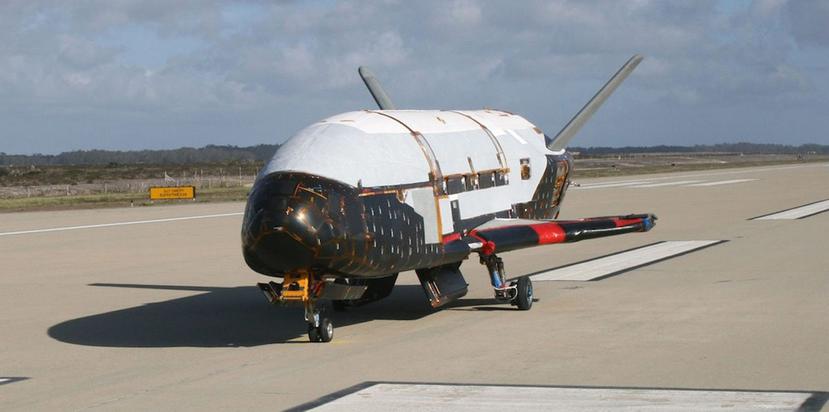 La nave X37b tiene la forma de un pequeño transbordador espacial. (Fuerza Aérea de EE.UU.)