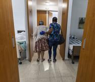 El Hogar Loma San Agustín, en San Juan, está adaptado para el cuidado de adultos mayores. En la foto, una enfermera asiste a una anciana a ir al baño y se muestra la amplitud de los pasillos.