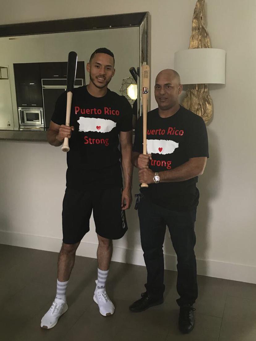 Carlos Correa y su padre muestran camisetas en apoyo a Puerto Rico, obsequio de un amigo del jugador en su cumpleaños el 22 de septiembre. (Fotos suministradas / Sandybel Oppenheimer)