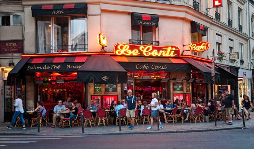 París es mucho más que su icónica Torre Eiffel… la Ciudad Luz es un destino hecho para embelesarse y perderse entre sus calles y cafés. Uno de los preferidos del “bucket list”. (Foto: Botond Horvath / Shutterstock.com)