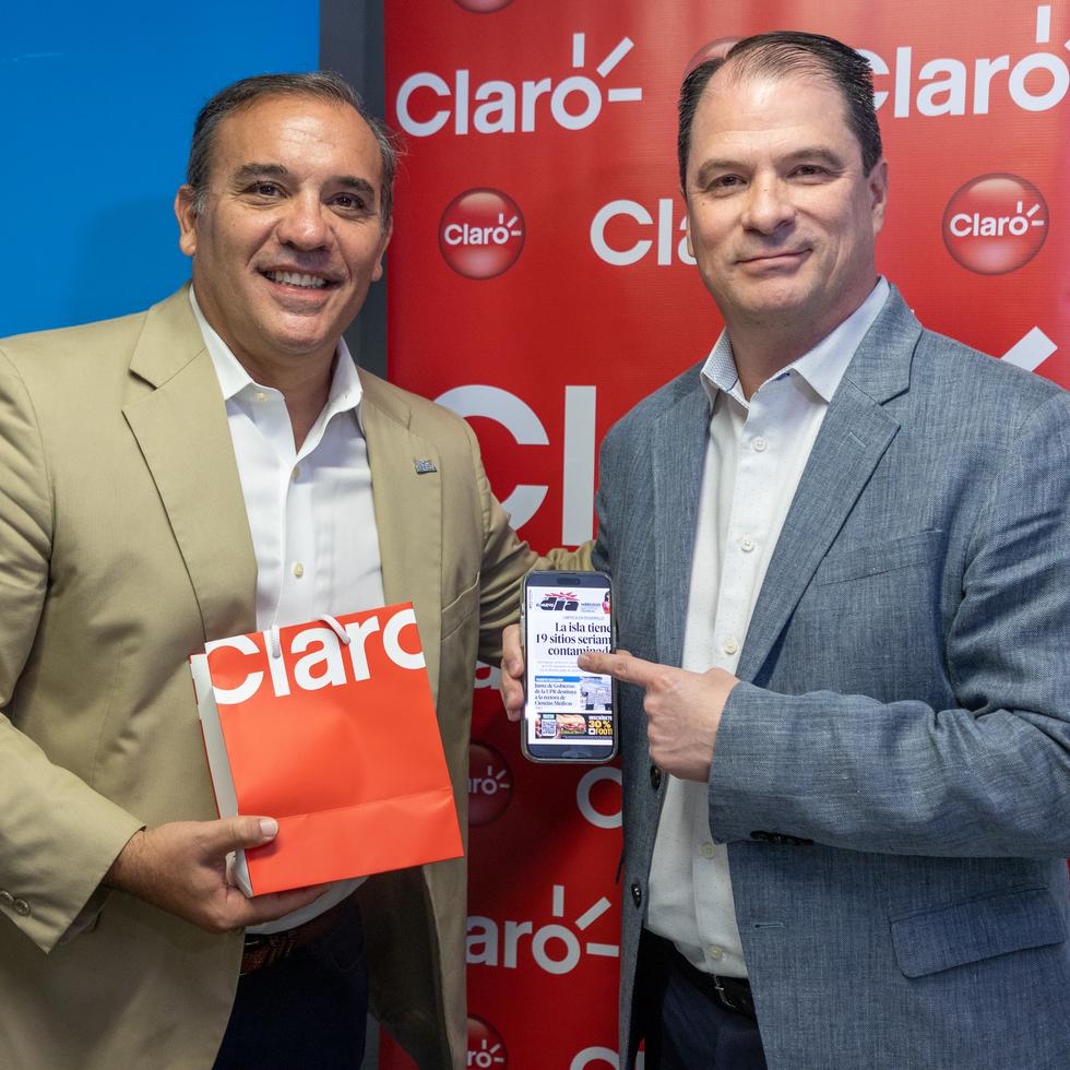 Pedro Zorrilla, principal ejecutivo de GFR Media, y Enrique Ortiz de Montellano, presidente de Claro, firman alianza para que cerca de 1.5 millones de clientes de Claro obtengan gratis la suscripción digital de El Nuevo Día.
