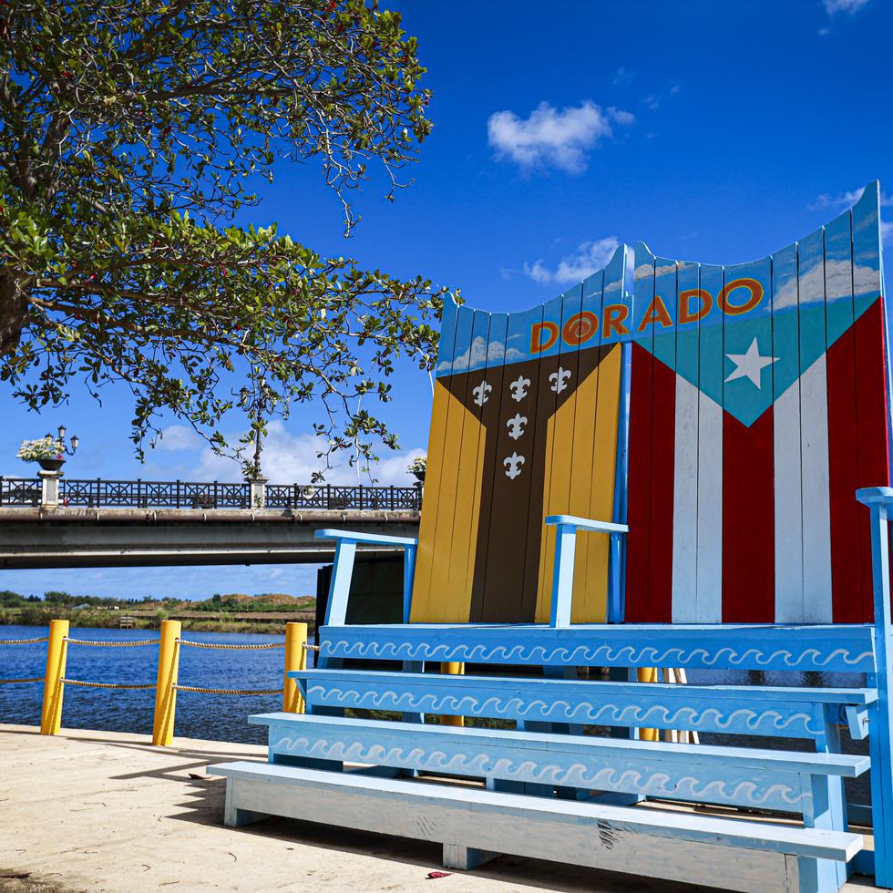 Las sillas con la bandera de Dorado y Puerto Rico en el área del Río La Playa es de los sitios favoritos de turistas y locales.

