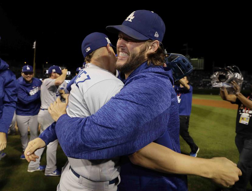 Clayton Kershaw (der.) abraza a Enrique "Kike" Hernández luego que los Dodgers de Los Ángeles ganaron la serie de campeonato de la Liga Nacional.
