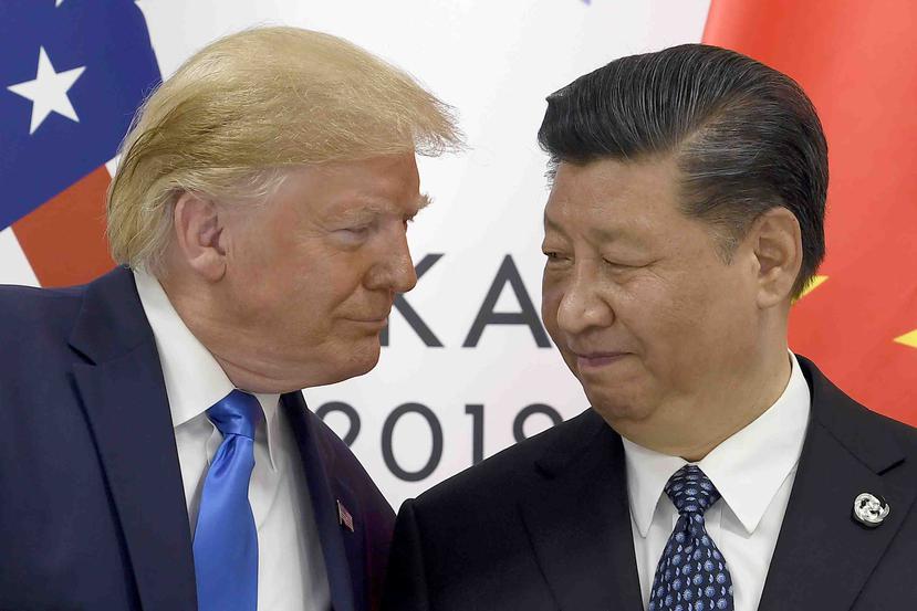 En esta fotografía de archivo del 29 de junio de 2019, el presidente estadounidense Donald Trump, izquierda, se reúne con el presidente chino Xi Jinping en una entrevista bilateral dentro de la cumbre del G-20 en Osaka, Japón. (AP-archivo/Susan Walsh)