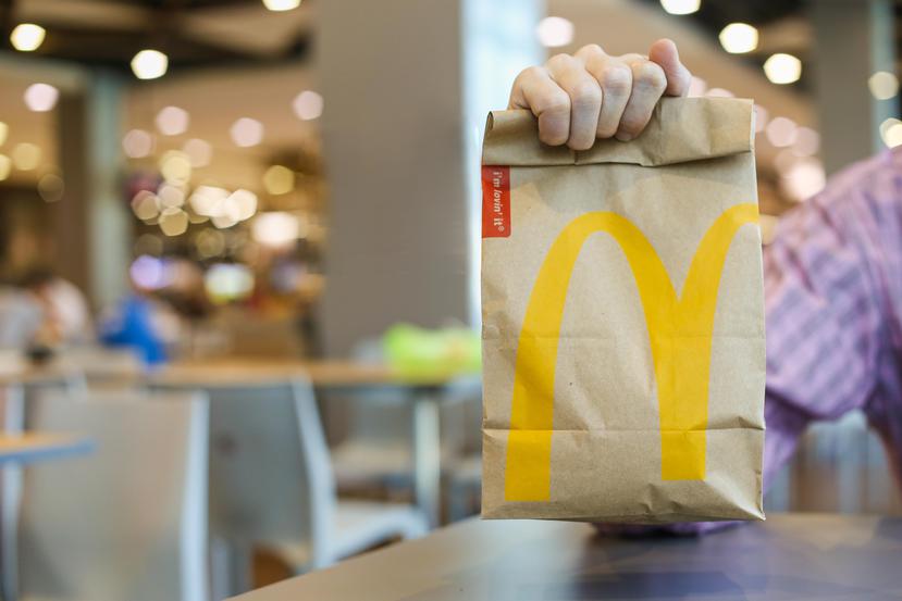 Más allá reformar los diseños de sus restaurantes, McDonald’s ha eliminado el “foam” de sus envases, limitado los sorbetos y recicla el aceite que utiliza y lo convierte en biodiesel. (Shutterstock)