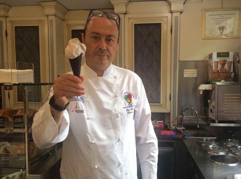 Leonardo La Porta muestra el helado CR7 que se vende en su Gelateria Miretti, en Turín, Italia. (AP)
