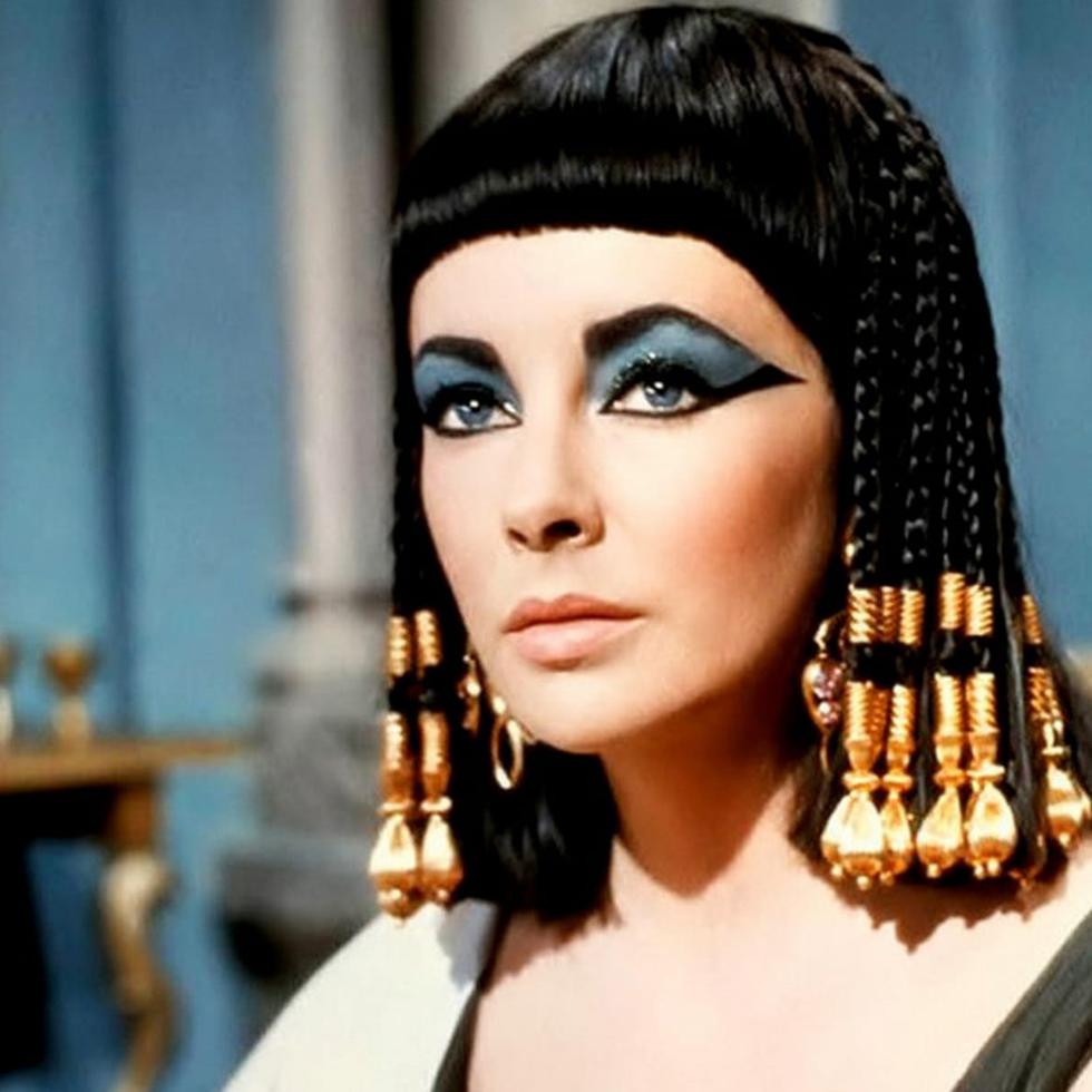 La actriz Elizabeth Taylor en el filme "Cleopatra", papel que la consagró como estrella de cine.