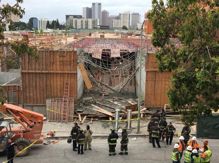 El derrumbe parcial sobrevino después de que los obreros habían colocado lo que parecía ser el concreto fresco del segundo nivel del inmueble en Oakland. (Captura)