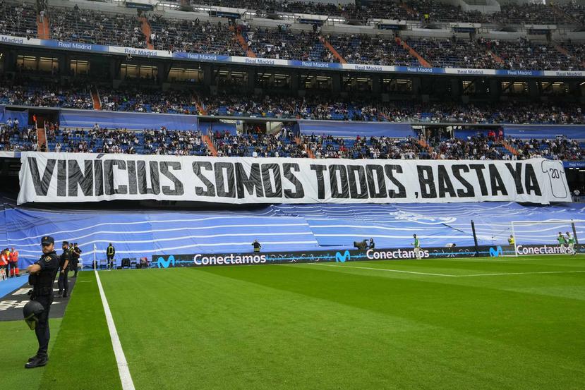 Espectadores despliegan la pancarta con la frase "Vinicius Somos Todos, Basta Ya" en el estadio Santiago Bernabéu.