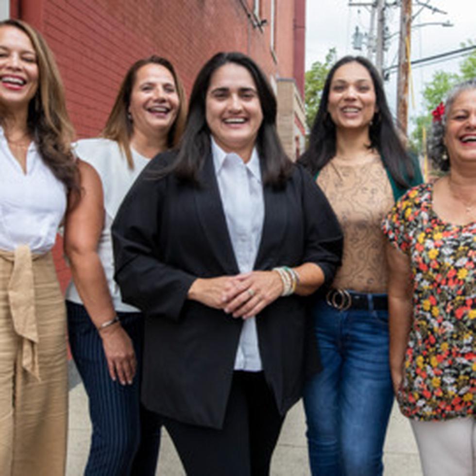 El grupo de embajadoras de Connecticut incluye lideresas puertorriqueñas de distintos sectores. En la foto, Isabel Díaz, Lydia Vélez Herrera, Joana Santiago Vázquez, quien es directora ejecutiva de Junte Boricua, Atneciv Rodríguez, Gladys Rivera y Brenda Marie Cartagena.