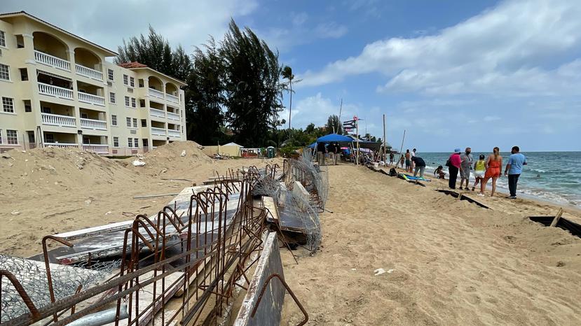 Construcción frete al condominio Sol y Playa en Rincón.