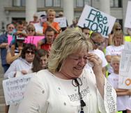 Laurie Holt, la madre de Joshua Holt, un estadounidense preso en Venezuela, llora durante una marcha en el Capitolio de Utah, en Salt Lake City. (AP)