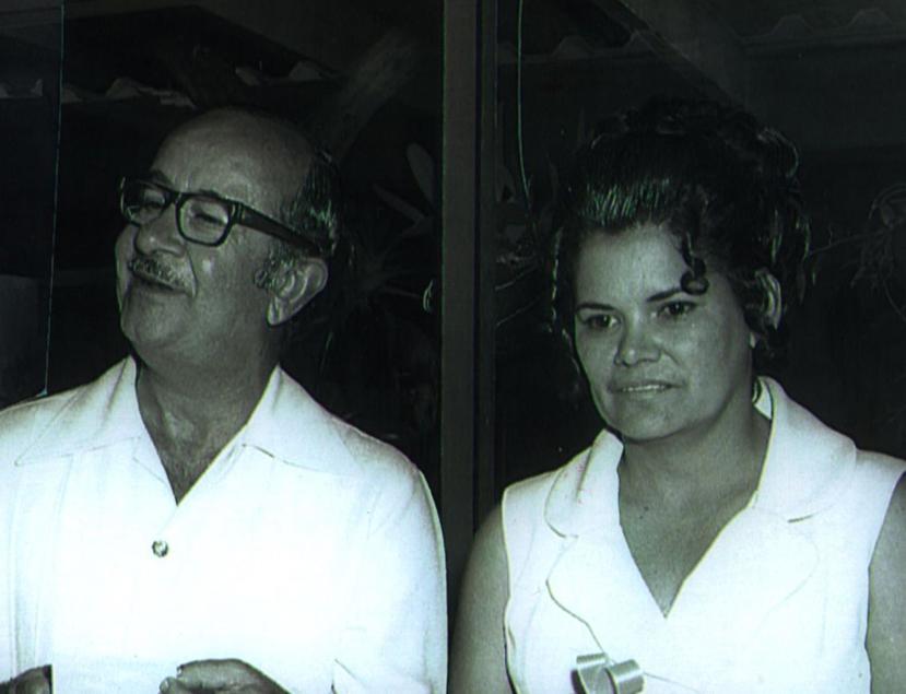 Don Tommy Muñiz y su primera asistente, Julita Acosta.