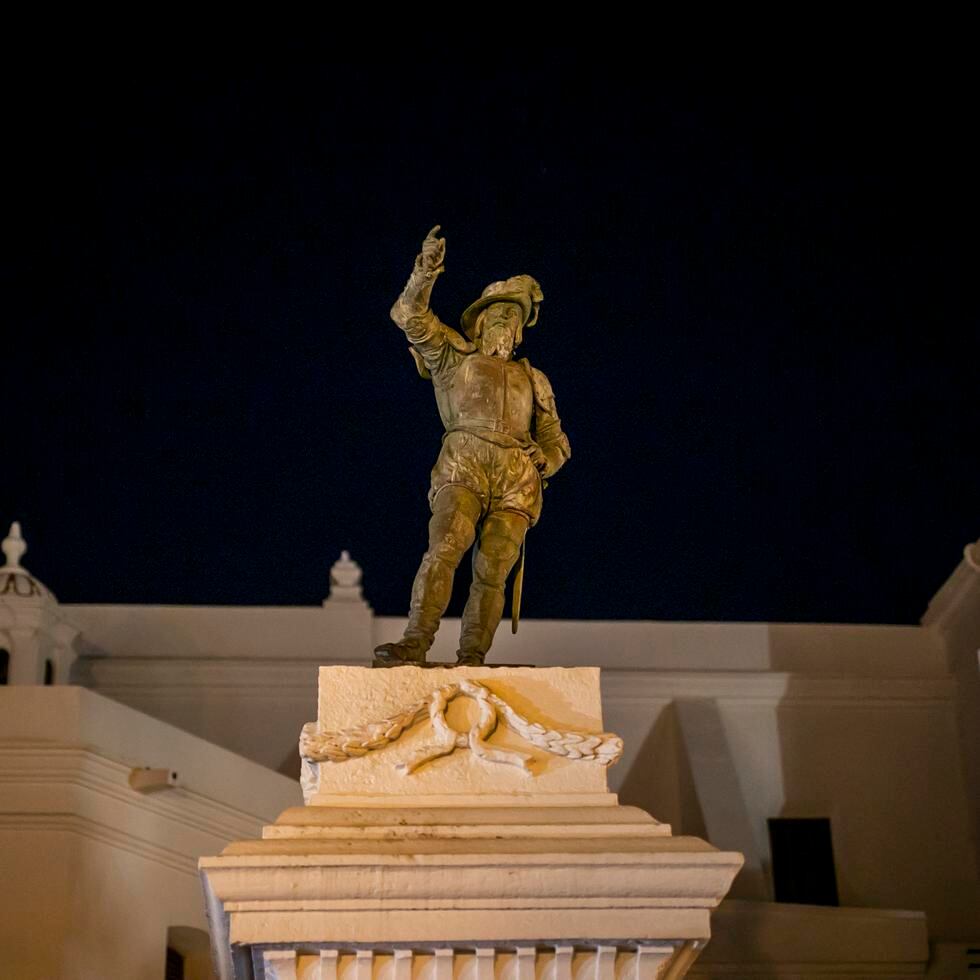 24 enero 2022. Plaza de San Jose. En el dia de hoy, la estatua de Juan Ponce De Leon fue derribada durante madrugada de hoy. Empleados del Municipio de San Juan, trabajaron durante la tarde para ubicar la estatua en su lugar en medio de protestas y enfrentamientos entre la policia y manifestantes. Xavier Garcia / Fotoperiodista