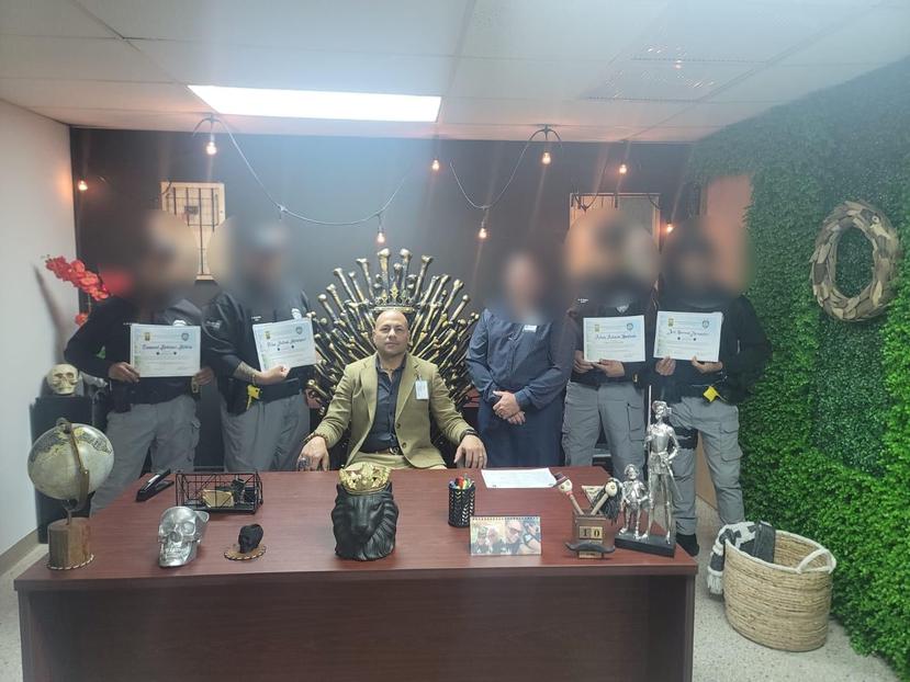 El comisionado de la Policía Municipal de Humacao, Teddy Morales, desde un "trono" que tiene en su oficina.