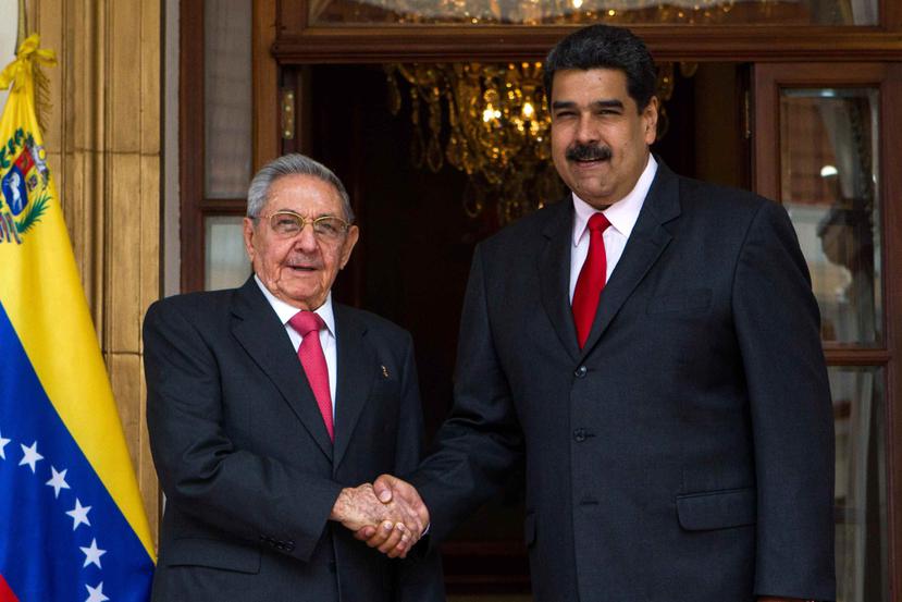 Raúl Castro Ruz (izq.), junto al presidente de Venezuela, Nicolás Maduro, dejará la silla presidencial de Cuba el 19 de abril. (EFE / Christian Hernández)