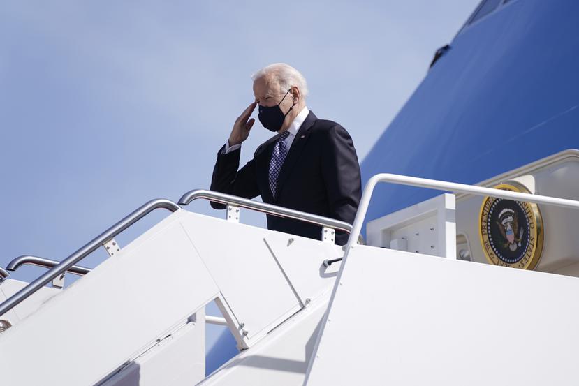 Joe Biden hace el saludo militar al llegar al tope de la escalera del avión presidencia luego de haberse tropezado tres veces.